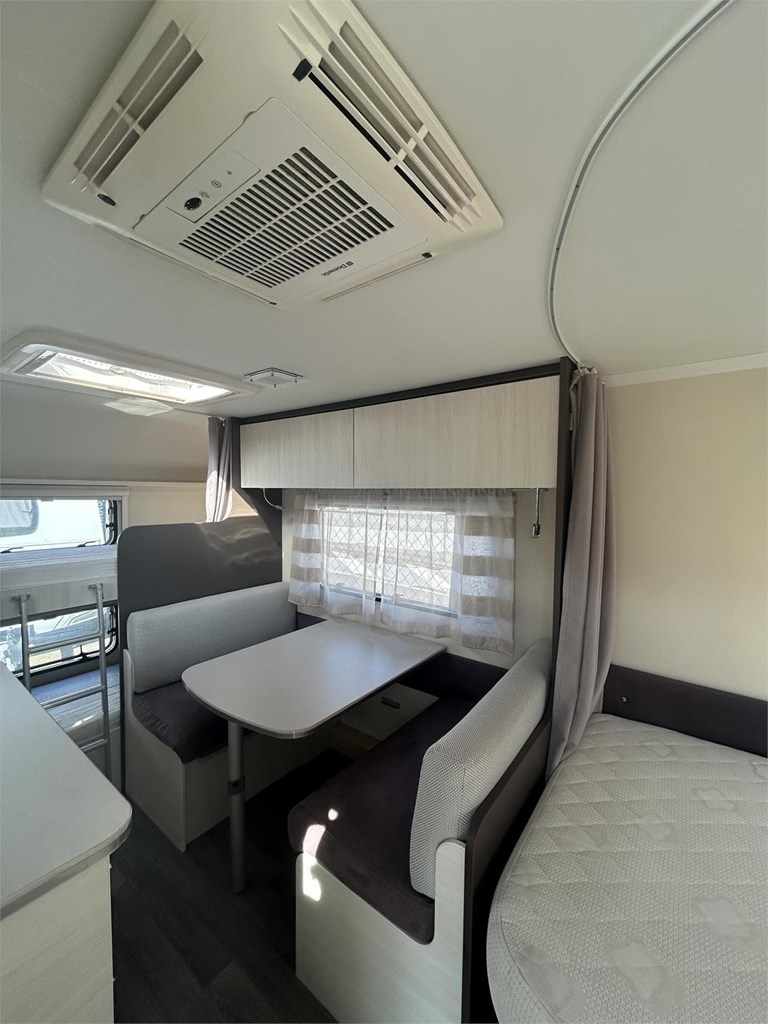 Foto 10  CARAVANA CARAVELAIR 476-AIRE-MOVER TOLDO 