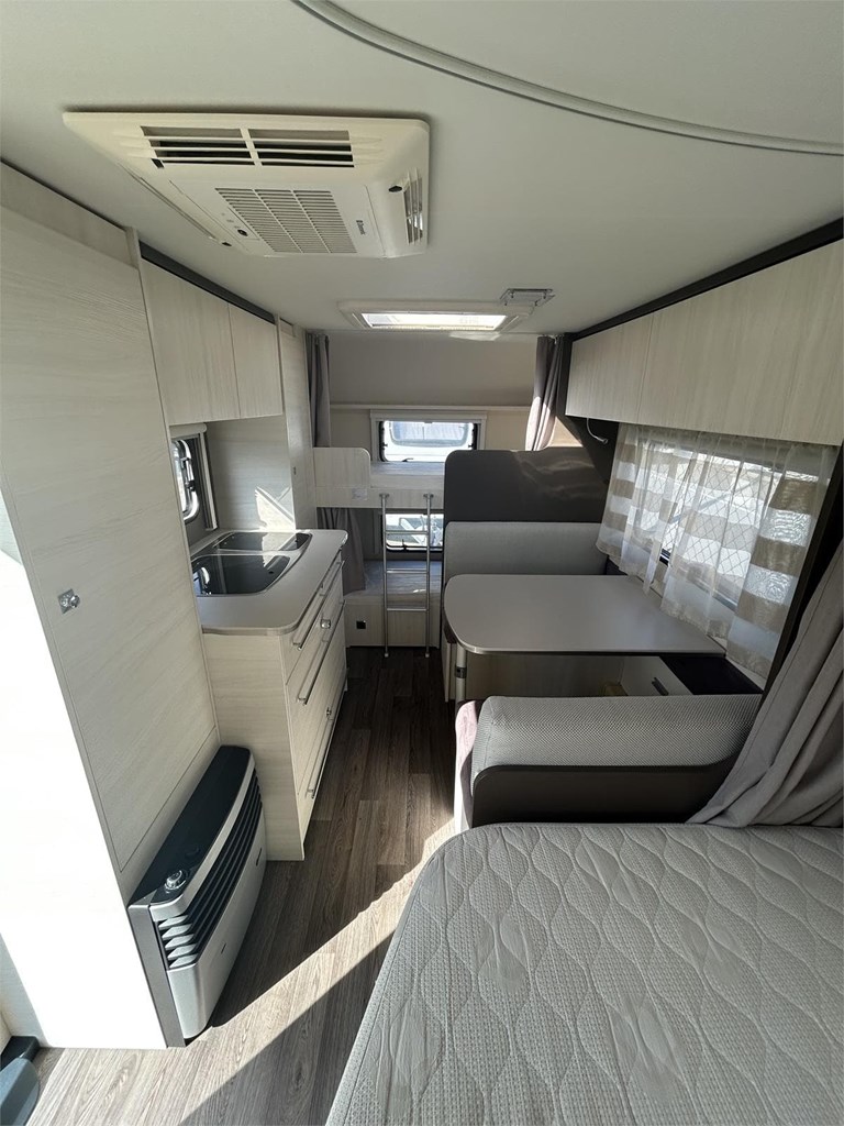 Foto 5  CARAVANA CARAVELAIR 476-AIRE-MOVER TOLDO 