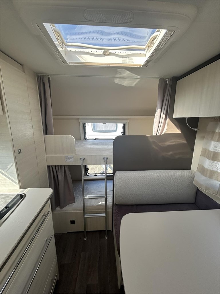 Foto 6  CARAVANA CARAVELAIR 476-AIRE-MOVER TOLDO 