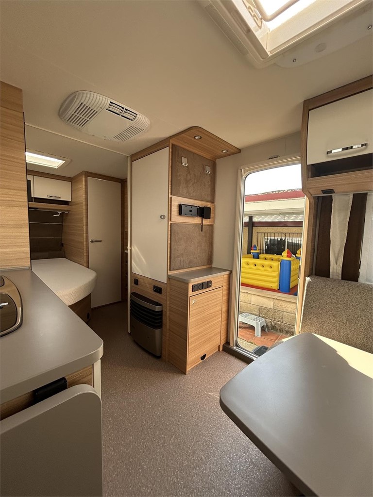 Foto 12 CARAVANA DETHELFFES  CAMPER 470 FR-AIRE-MOVER-NEVERA GRANDE 