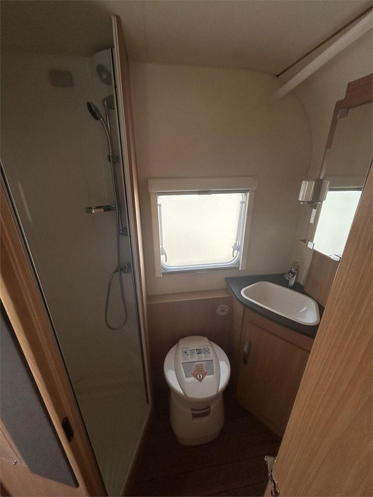 Foto 9 CARAVANA KNAUS SUDWIND 580 QS-AIRE-MOVER-NEVERA GRANDE 