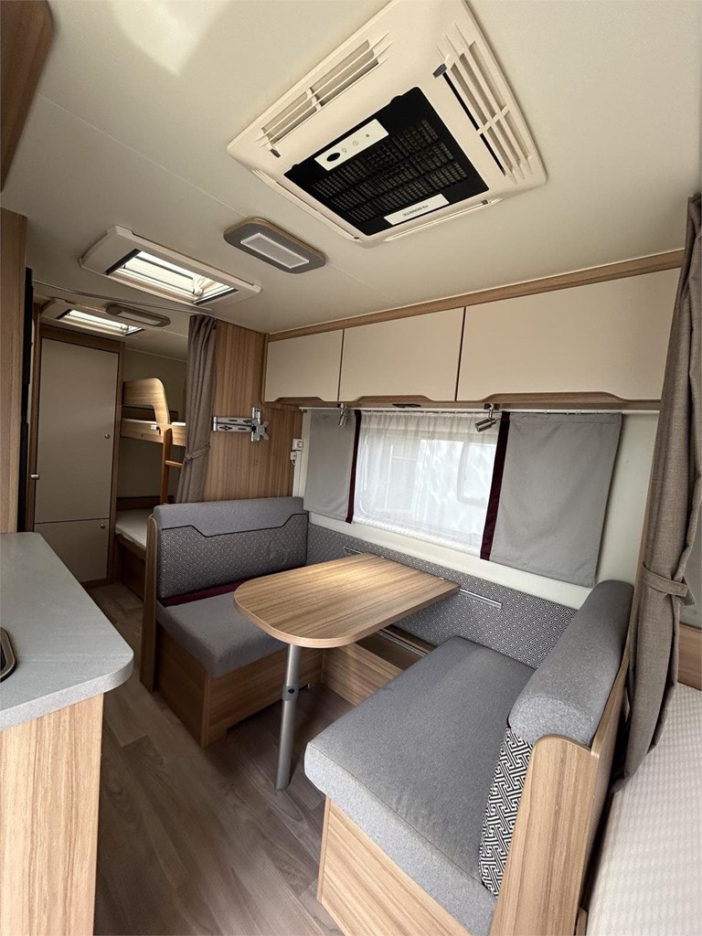 Foto 10  CARAVANA WEINSBERG CARATWO  500 QDK-AIRE ACONDICIONADO-NEVERA GRANDE