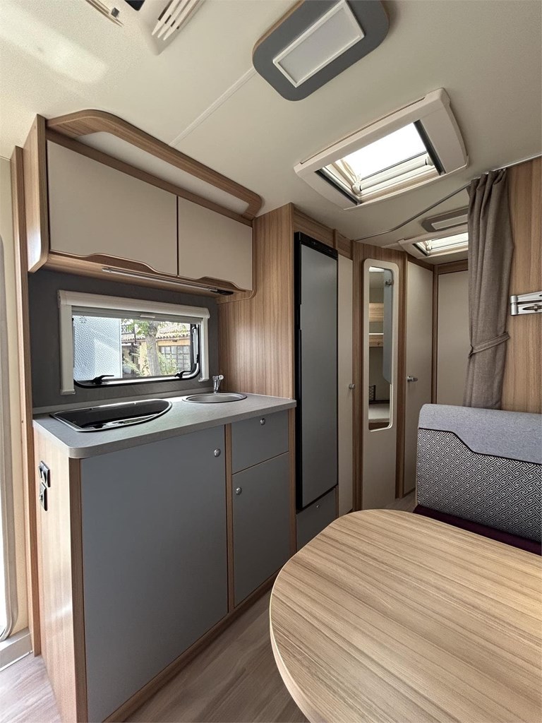 Foto 11  CARAVANA WEINSBERG CARATWO  500 QDK-AIRE ACONDICIONADO-NEVERA GRANDE