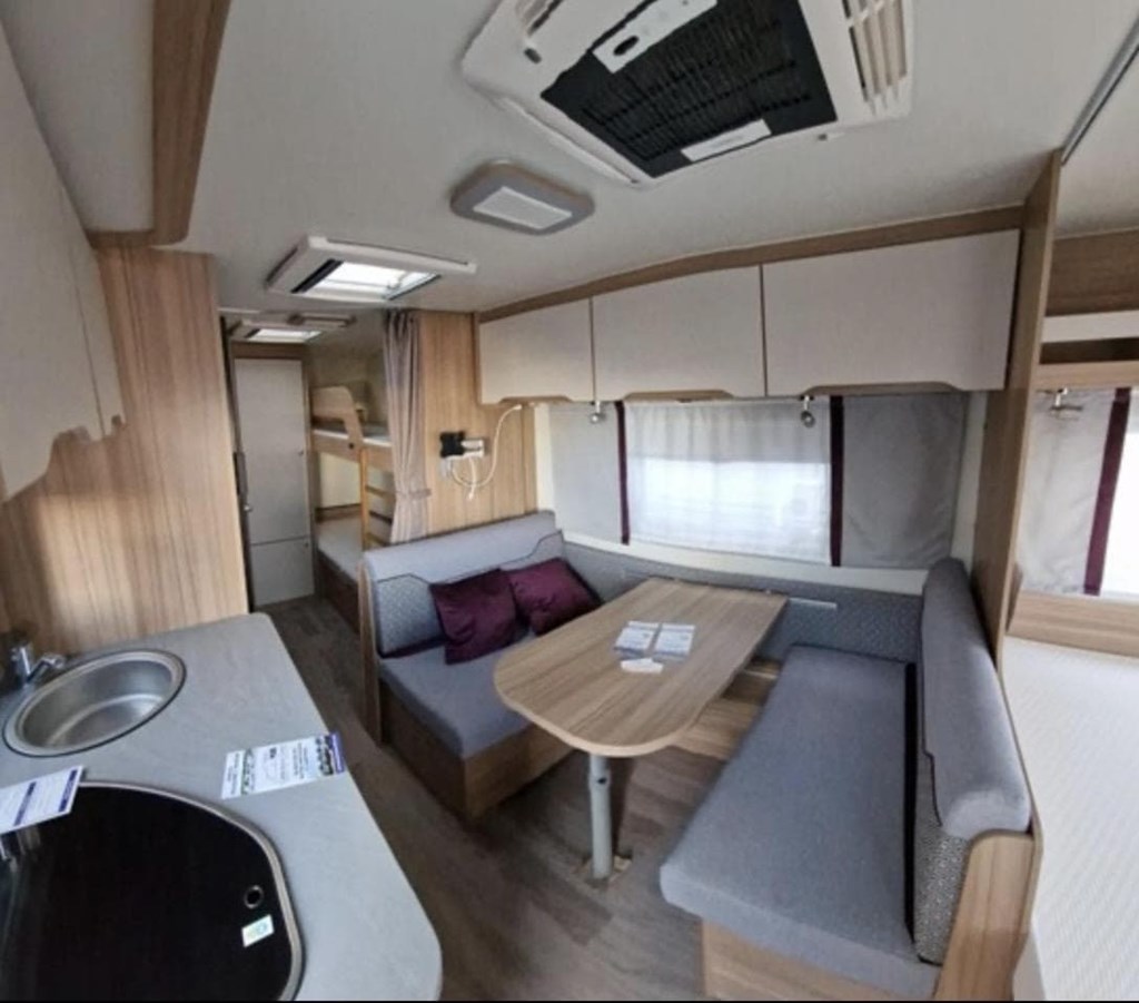 Foto 5  CARAVANA WEINSBERG CARATWO  500 QDK-AIRE ACONDICIONADO-NEVERA GRANDE