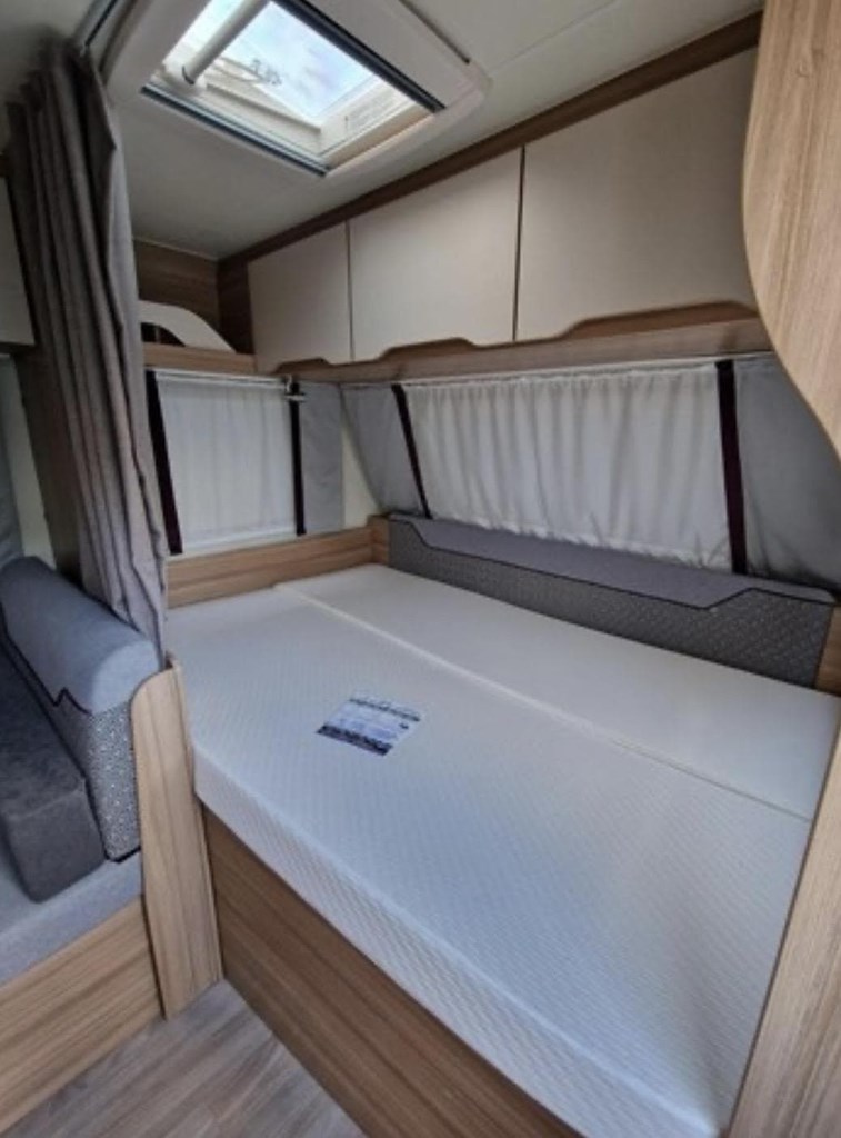 Foto 6  CARAVANA WEINSBERG CARATWO  500 QDK-AIRE ACONDICIONADO-NEVERA GRANDE