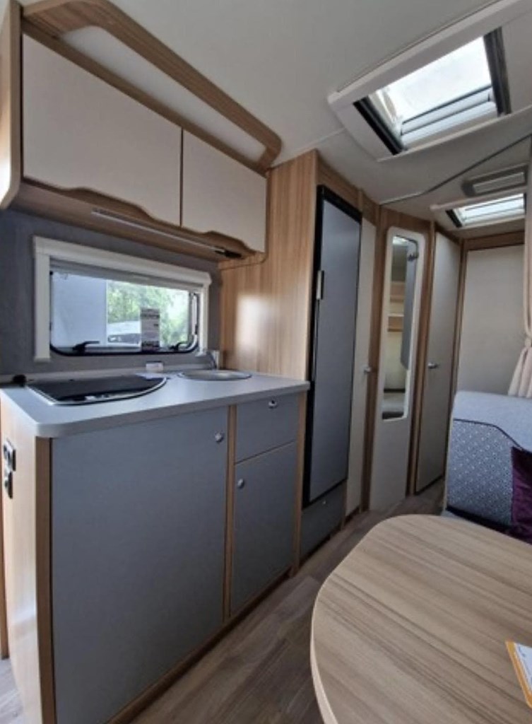 Foto 7  CARAVANA WEINSBERG CARATWO  500 QDK-AIRE ACONDICIONADO-NEVERA GRANDE
