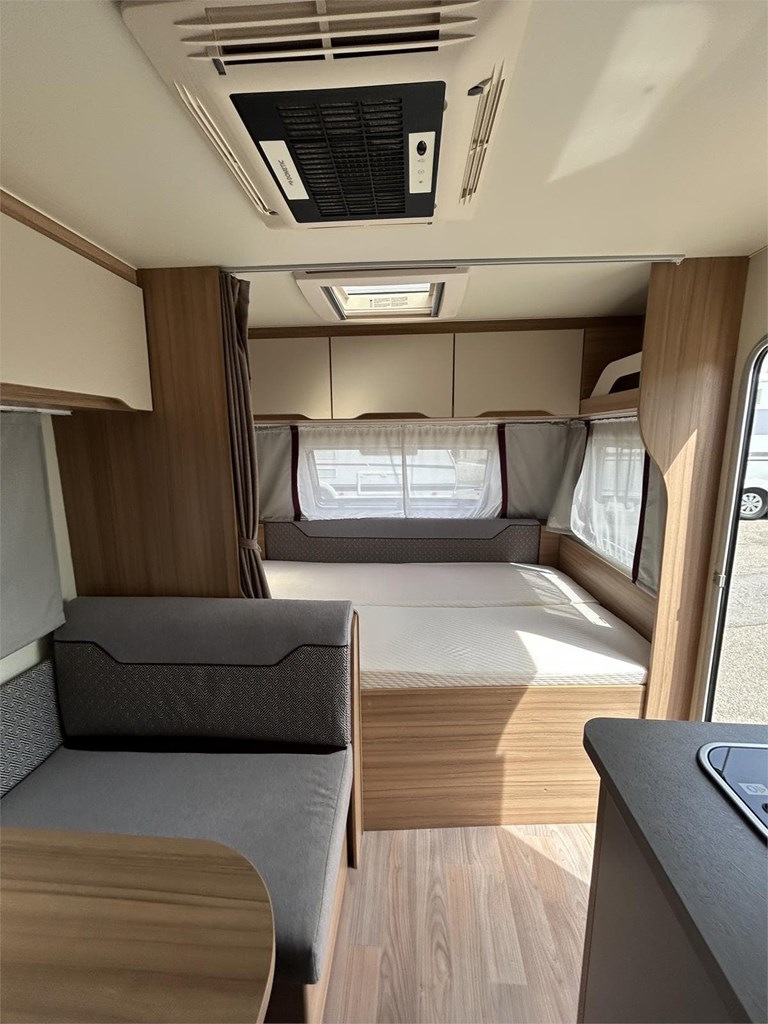 Foto 9  CARAVANA WEINSBERG CARATWO  500 QDK-AIRE ACONDICIONADO-NEVERA GRANDE
