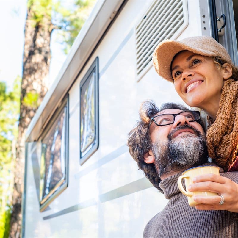 Pareja junto a su caravana tras la compraventa en Granollers